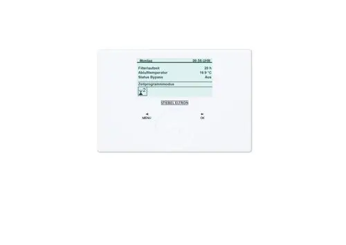 Anzeige eines STIEBEL ELTRON Steuergeräts mit Klartext FEB 2.1, das Informationen wie Montag, 09:56 UHR, Filterlaufzeit 20 h, Ablufttemperatur 19.9 °C, Status Bypass Aus und Zeitprogrammmodus anzeigt.